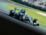 Британский гонщик команды "Мерседес" Льюис Хэмилтон показал лучшее время в квалификации стартового этапа чемпионата "Формулы-1" нового сезона на Гран-при Австралии