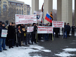 Собравшиеся у здания театра активисты выразили несогласие с постановлением суда, выступая с требованиями убрать спектакль из репертуара театра и уволить чиновников, отвечающих в регионе за культуру Собравшиеся у здания театра активисты выразили несогласие с постановлением суда, выступая с требованиями убрать спектакль из репертуара театра и уволить чиновников, отвечающих в регионе за культуру