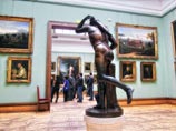 Третьяковка вслед за музеями США и Европы запрещает "палки для селфи"
