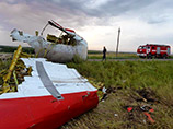 На месте падения малайзийского Boeing на Донбассе журналисты нашли осколки ракеты современного "Бука"