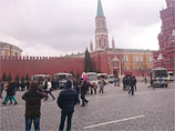 В центре Москвы на Красной площади произошли массовые задержания: в автозаках оказались десятки участников "прогулки" валютных заемщиков, которые вышли на главную площадь страны в майках с надписью "раб валютной ипотеки"