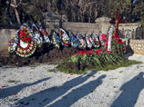 "Мы решили похоронить брата тут, потому что он очень любил Крым, а тем более Севастополь, и в Свято-Никольском храме он бывал не раз. Кроме того, на полуострове живет наша мать, и ей будет легче навещать здесь могилу брата", - рассказал Александр Янукович