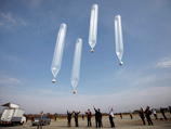 В фильме подробно рассматривался такой прием, как переброска через границу наполненных гелием воздушных шаров: их обычно отправляют из Южной Кореи в Северную