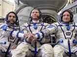 На борту корабля находятся космонавты Геннадий Падалка и Михаил Корниенко, а также астронавт НАСА Скотт Келли.    