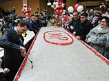 В Москве приготовили самый большой в мире холодец массой в 400 кг, сообщает "Москва 24". Блюдо раздавали бесплатно всем желающим на открытии после реконструкции нового павильона Москворецкого рынка