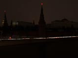 Московский Кремль, знаменитые высотки и знаковые здания столицы на час погрузились во тьму в поддержку экологической акции "Час Земли". Подсветку и рекламу на более чем 800 зданиях в столице отключили в 20:30 мск