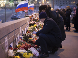 Неизвестные с черными мешками убрались на месте преступления в ночь на 28 марта. Спустя несколько часов на мосту появились новые цветы и свечи. К вечеру 28 марта на место убийства принесли более 100 букетов Неизвестные с черными мешками убрались на месте преступления в ночь на 28 марта. Спустя несколько часов на мосту появились новые цветы и свечи. К вечеру 28 марта на место убийства принесли более 100 букетов