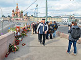 В мэрии Москвы заявили, что убирают с "Немцова моста" лишь увядшие цветы В мэрии Москвы заявили, что убирают с "Немцова моста" лишь увядшие цветы