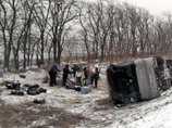 В Ростовской области с трассы сильным ветром сдуло два автобуса, один из которых перевернулся на бок
