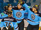 В третьем матче полуфинальной серии плей-офф Континентальной хоккейной лиги (КХЛ) в Новосибирске местная "Сибирь" взяла верх над казанским "Ак Барсом" со счетом 2:1