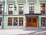 У здания Московского художественного театра имени Чехова 1 апреля собрались православные активисты