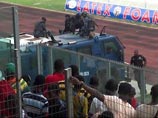 Игроков ганского клуба "Асанте Котоко" увезли с поля на бронированном автомобиле из-за беспорядков на трибунах после матча Лиги чемпионов Африканской конфедерации футбола (CAF) с алжирской "Ульмой"