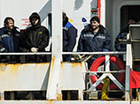 Во вторник суда "Андромеда" и "Справедливый" доставили в Корсаков выживших рыбаков (37 граждан РФ и 26 иностранцев) и тела погибших членов экипажа траулера
