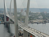 Строители Золотого моста, возведенного к саммиту АТЭС, обратились к Путину из-за невыплаты зарплаты