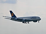 Аваиалайнер германской компании Lufthansa после вылета из международного аэропорта Франкфурта-на-Майне был вынужден сегодня вернуться назад и совершить аварийную посадку