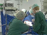 Заместитель директора Института хирургии имени Вишневского Алексей Чжао объяснил, что при операции будут сшиты четыре сосуда, две сонные артерии, две яремные вены, однако нервные волокна в спинном мозге соединить невозможно