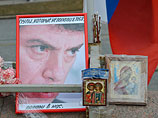 Коммунальщики перенесли импровизированный мемориал Немцова подальше от Кремля