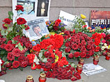 Импровизированный мемориал на месте убийства Бориса Немцова на Москворецком мосту в центре Москвы перенесли подальше от Кремля - с одной стороны моста на другую, сообщает московский депутат Максим Кац Импровизированный мемориал на месте убийства Бориса Немцова на Москворецком мосту в центре Москвы перенесли подальше от Кремля - с одной стороны моста на другую, сообщает московский депутат Максим Кац