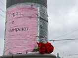 Коммунальщики перенесли импровизированный мемориал Немцова подальше от Кремля