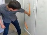 В Тюмени подростки устроили погром в школьном туалете, сняв свои действия на ВИДЕО
