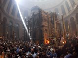 В храме Гроба Господня в Иерусалиме в Великую субботу по православному календарю свершилось чудо схождения Благодатного огня