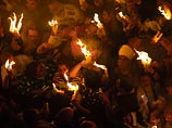 Священный огонь, как сообщает "Интерфакс" появился в алтаре, во время молитвы патриарха Иерусалимского Феофила, как это бывает каждый год накануне православной Пасхи