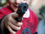 В США 3-летний мальчик застрелил годовалого ребенка из найденного дома пистолета В США 3-летний мальчик застрелил годовалого ребенка из найденного дома пистолета