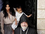 Модель Ким Кардашьян и рэпер Канье Уэст крестили свою дочь Норт, которой в июне исполнится два года, в армянской церкви в Иерусалиме