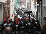 По данным телеканала ARD, демонстранты пытались прорваться через плотные ряды полицейских. Однако попытки активистов не увенчались успехом