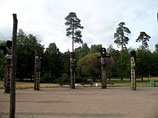 В парке Сосновка Выборгского района Петербурга неизвестные спилили четыре идола Чансын, установленных в 2003 году