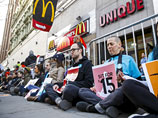 Американские официанты сетей фастфуда устроили забастовку, требуя повышения зарплат