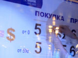 Доллар и евро возобновили рост, прибавив больше рубля каждый