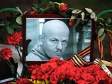 В Киеве в воскресенье хоронят убитого киллером журналиста и писателя Олеся Бузину. К месту убийства у его дома пришли сотни людей, они ставят свечи, возлагают цветы и скандируют "Фашизм не пройдет!"