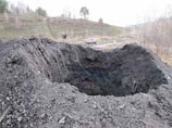 Возле жилых домов в Новокузнецке зафиксировали провал почвы