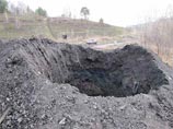 Возле жилых домов в Новокузнецке зафиксировали провал почвы Возле жилых домов в Новокузнецке зафиксировали провал почвы
