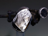 Проданный камень был извлечен из кимберлитовых трубок в Южной Африке. Изначальный вес алмаза составлял 200 карат