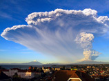 Вулкан в Чили выбросил пепел на высоту 20 км, объявлен высший уровень опасности