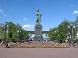 Знаменитому памятнику Пушкину в центре Москве вернут цепи Знаменитому памятнику Пушкину в центре Москве вернут цепи