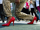 Американских кадетов заставили маршировать в женских туфлях на высоком каблуке, чтобы привлечь внимание к проблеме насилия