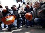 В центре Киева 23 апреля шахтеры продолжили протесты, начатые накануне. Более 500 человек пикетировали администрацию президента, Верховную Раду, кабмин, Минэнергоугля и периодически блокируют центральные улицы, например знаменитую улицу Грушевского
