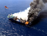 По словам капитана, "никто не пытался тушить пожар и спасти траулер" после того, как он был выведен из порта