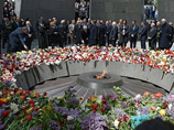 В пятницу, 24 апреля, в мемориальном комплексе памяти жертв геноцида армян "Цицеканаберд" в Ереване прошла церемония поминовения погибших во время событий 1915-1923 годов в Османской империи