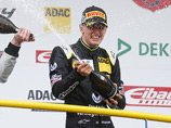 15-летний сын семикратного чемпиона "Формулы-1" Мик Шумахер занял девятое место в своей дебютной гонке в "Формулы-4", которая состоялась в немецком Ошерслебене