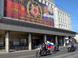 Калининградский губернатор во главе колонны байкеров возложил цветы на могилы советских солдат в Польше Калининградский губернатор во главе колонны байкеров возложил цветы на могилы советских солдат в Польше