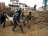 В Непале второй день продолжаются беспрецедентные спасательные работы на месте разрушительного землетрясения