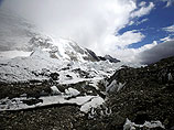 Значительно увеличилось число жертв лавины, которая сошла на базовый лагерь у подножия Эвереста