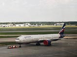 Крупнейший в мире лайнер Airbus А-380 совершил вынужденную посадку в Домодедово из-за больного пассажира