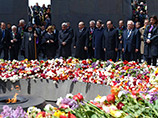 В пятницу, 24 апреля, в мемориальном комплексе памяти жертв геноцида армян "Цицернакаберд" в Ереване прошла церемония поминовения погибших во время событий 1915-1923 годов в Османской империи