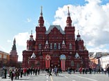 Отметим, что здание Исторического музея в настоящий момент украшено огромными копиями ордена "Победа" и ордена Отечественной войны