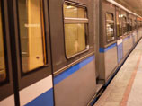 В московском метро мужчину зажало дверьми поезда: его, возможно, протащило от "Курской" до "Площади Революции"